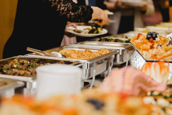 Nhóm khách 7 người đi ăn buffet cao cấp hết 300 con cua và cá hồi, 50 hộp sầu riêng, 80 bát chè: 'Còn chưa no lắm'