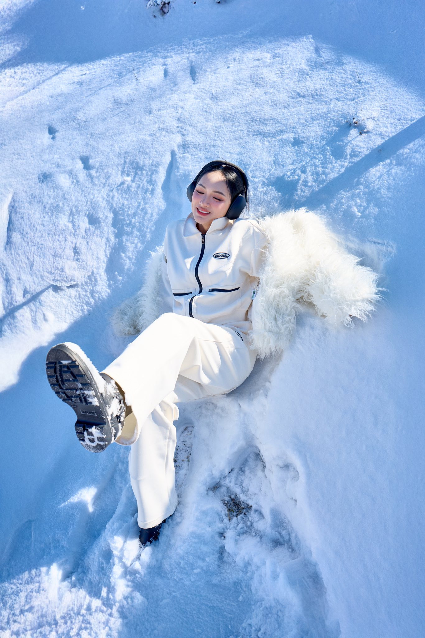 'Soi' thời trang của sao Việt du lịch năm mới: Áo lông, áo phao là 'chân ái' - Ảnh 6.