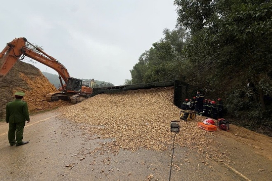 Thanh Hóa: Va chạm liên hoàn 3 ô tô, tài xế xe con tử vong