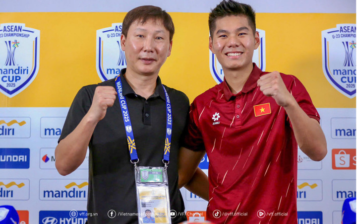 HLV Kim Sang-sik và trung vệ Nguyễn Hiểu Minh. (Nguồn: VFF)