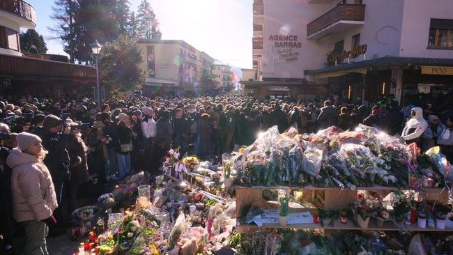 Một buổi lễ tưởng niệm đã được tổ chức tại dãy núi Alps của Thụy Sĩ dành cho các nạn nhân của vụ hỏa hoạn tại một quán bar vào đêm giao thừa.