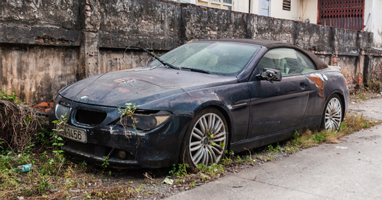 Xe sang BMW Alpina B6 giá hơn 5 tỷ rỉ sét, bỏ hoang nhiều năm ở ngõ phố Hà Nội