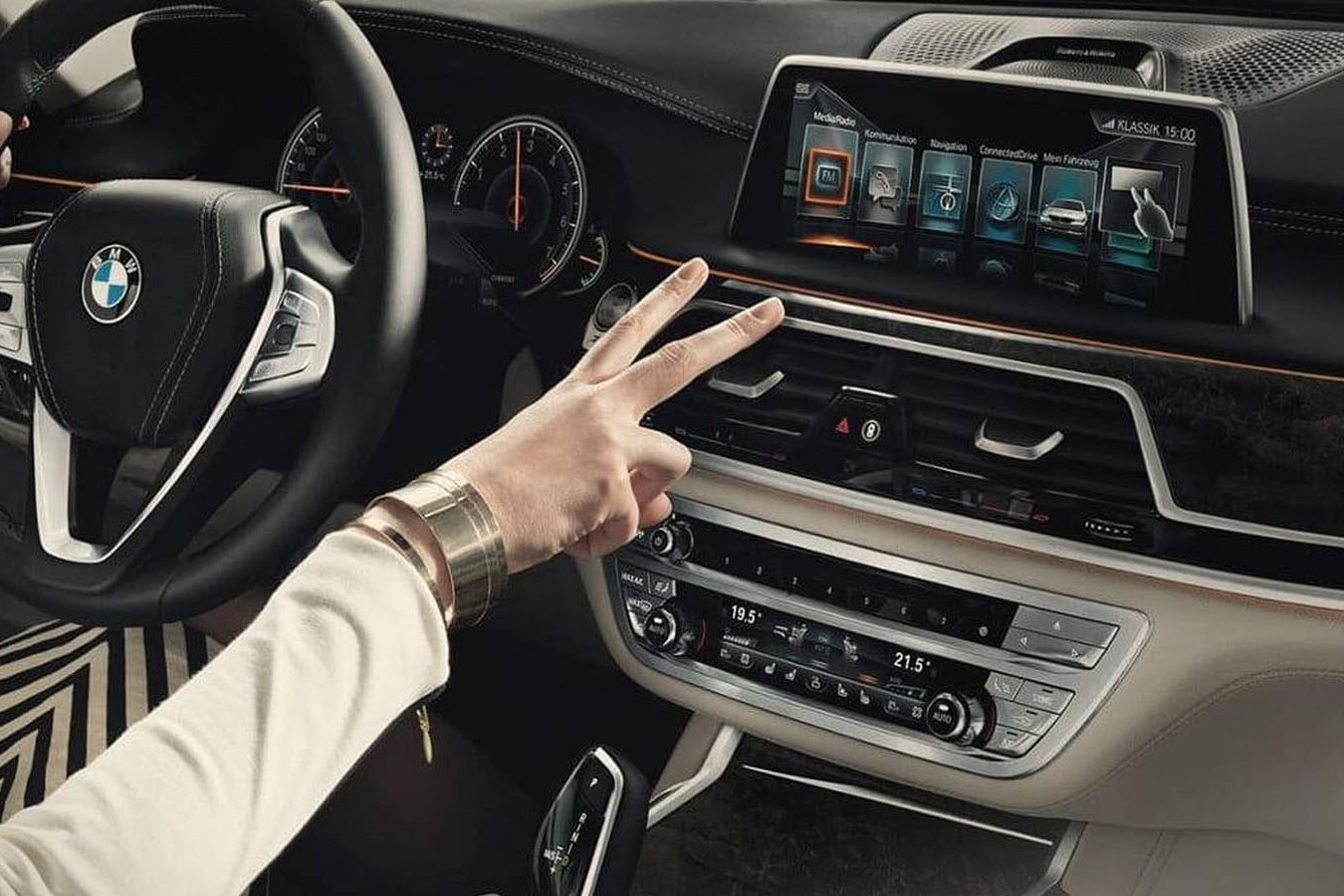 Điều khiển bằng cử chỉ.jpg