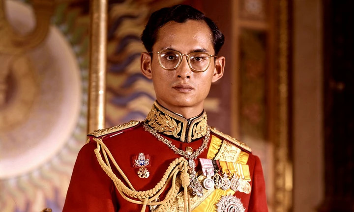 Vua Bhumibol Adulyadej (Rama IX), vị quân vương trị vì lâu nhất lịch sử Thái Lan, biểu tượng ổn định quốc gia suốt hơn bảy thập niên. (Ảnh: Guardian)