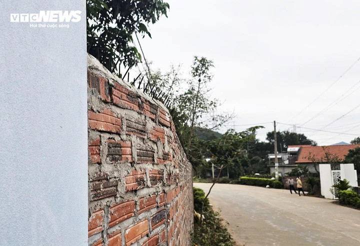 Hệ thống tường bao cao khoảng 2m của Trung tâm được cắm đinh sắt nhằm ngăn học viên bỏ trốn.