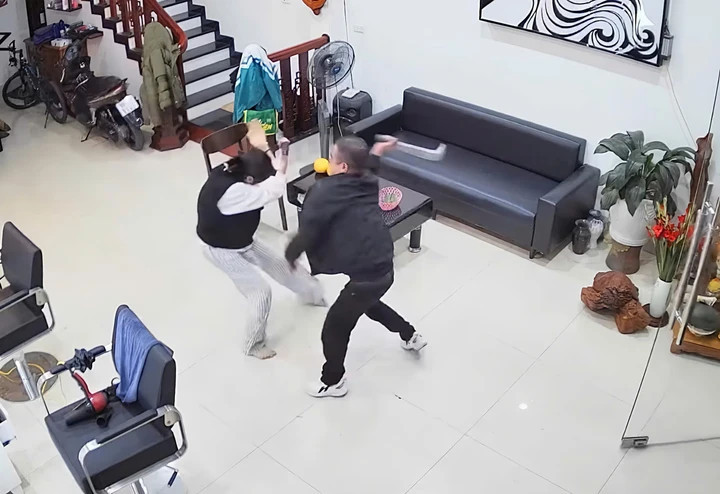 Dương Đăng Thụy vung dao chém con gái Dương Quỳnh Anh. (Ảnh: Cắt từ clip)