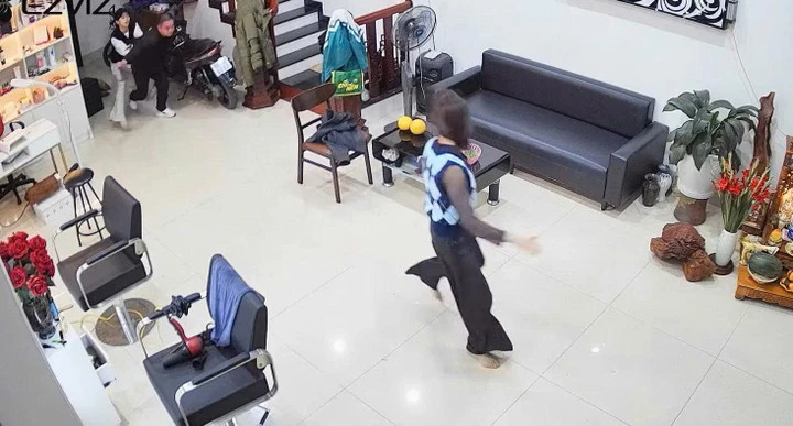 Dương Đăng Thụy cầm dao đuổi theo chị Dung. (Ảnh: cắt từ clip)