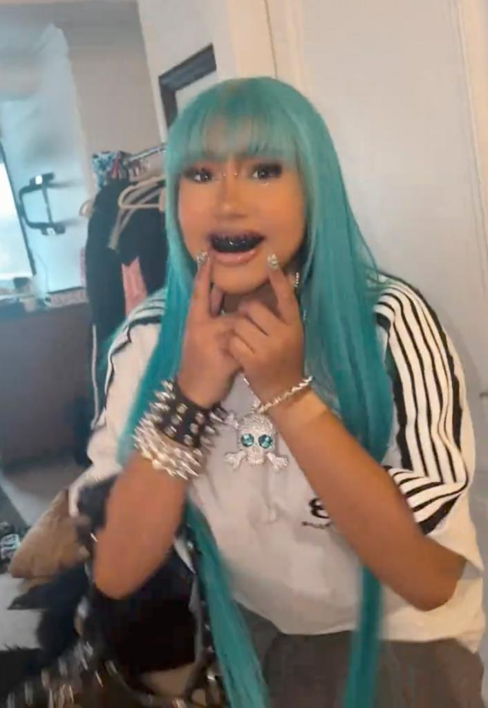 north west 12 shows off 11826360