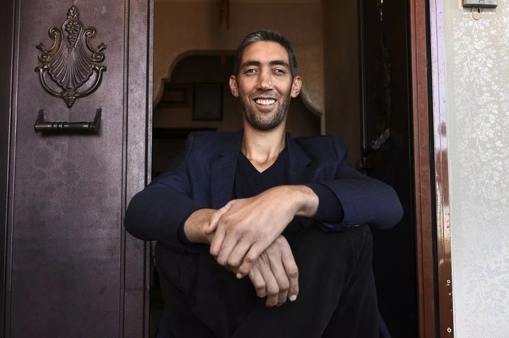 Sultan Kosen sinh năm 1982, cao 2,46m. (Ảnh: Getty Images)