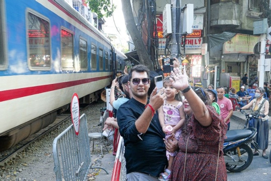 Hà Nội đề nghị dừng chạy tàu qua phố cà phê đường tàu