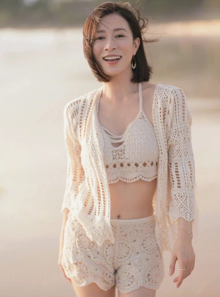 Xa Thi Mạn trẻ đẹp, gợi cảm ở tuổi 51.