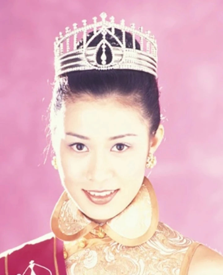 Xa Thi Mạn là Á hậu 2 Hoa hậu Hong Kong 1997.