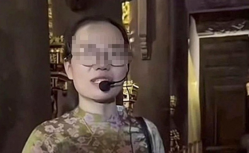 Hình ảnh chị P. thuyết minh trong khu di tích lịch sử Quốc gia đặc biệt Lam Kinh. Ảnh: Tạp chí Tri thức