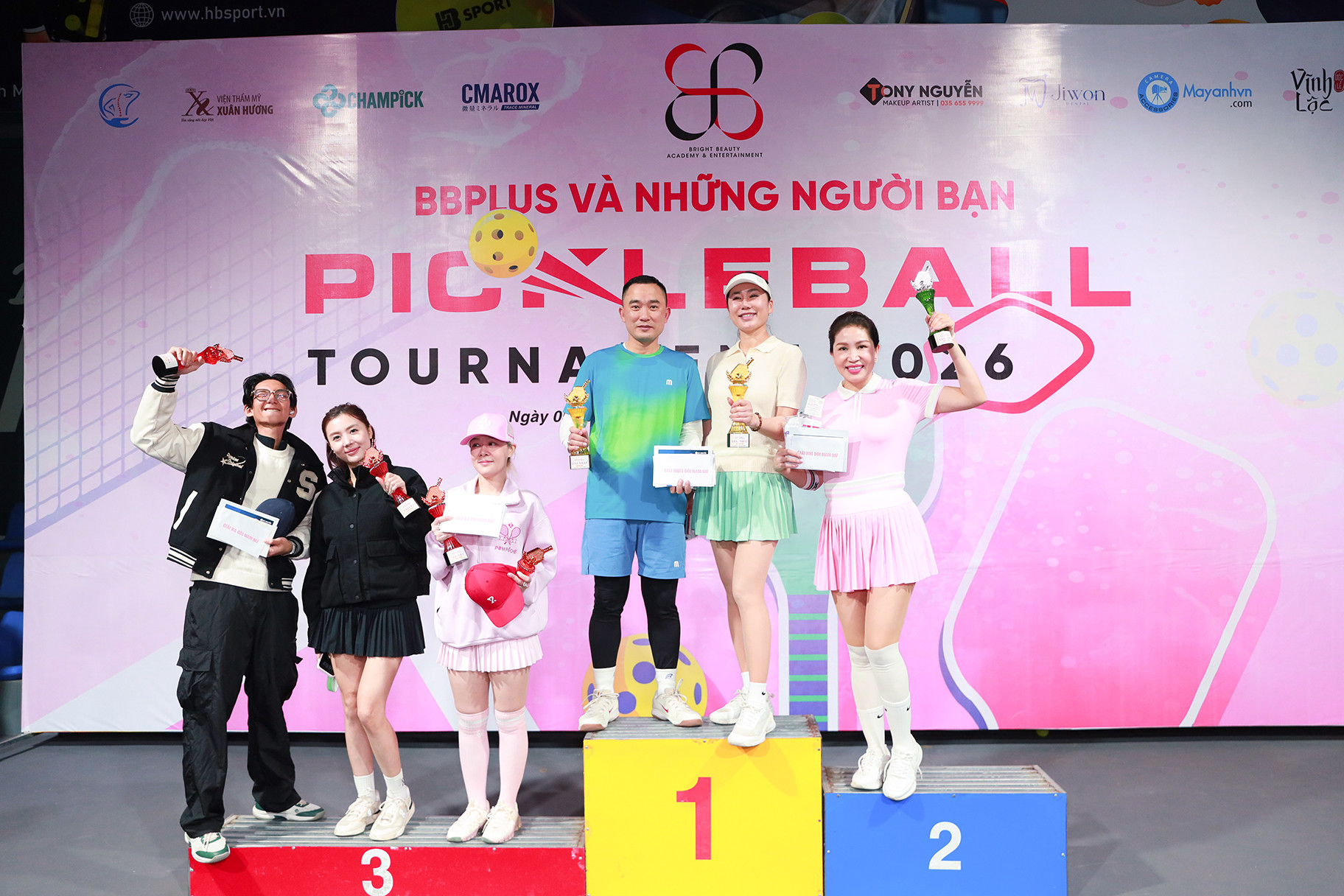 Trao giải Đôi Nam Nữ.JPG