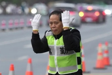 Bí mật phía sau 1 tiếng mất liên lạc mỗi sáng của thầy hiệu phó 34 năm qua