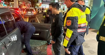 Cãi nhau với bạn trai, người phụ nữ nhảy ra khỏi xe ô tô trong tình trạng khiến ai cũng ngỡ ngàng