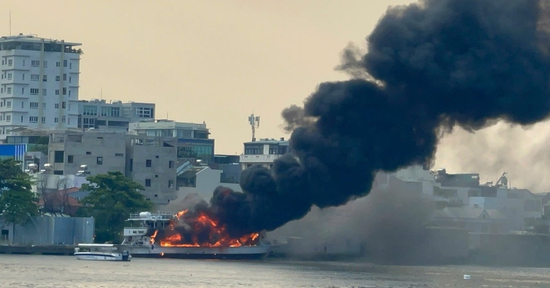 Cháy du thuyền trên sông Sài Gòn, lửa đỏ rực kèm khói đen bốc cao