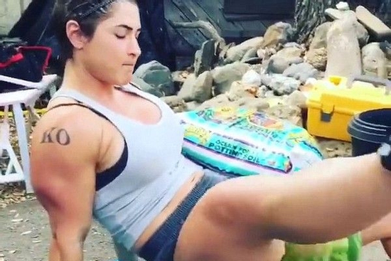 Cô gái sở hữu cặp đùi 'khỏe nhất hành tinh', kẹp nát quả dưa hấu khiến làng thể hình choáng váng