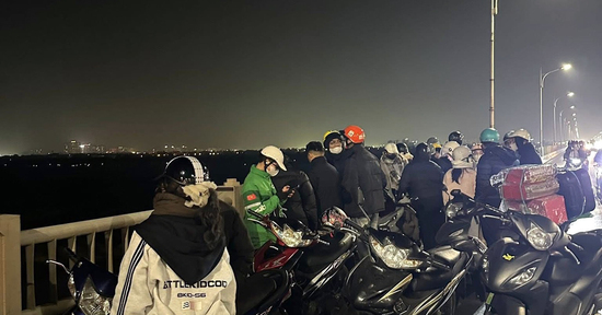 Hà Nội: Nghi có người nhảy cầu Vĩnh Tuy, cảnh sát khẩn trương tìm kiếm trong đêm