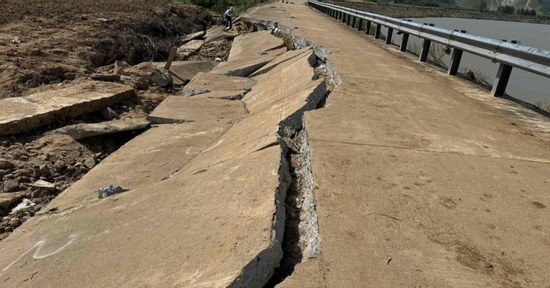 Hiện trường bờ kè sông bị đổ sập khiến hai cặp vợ chồng tử vong