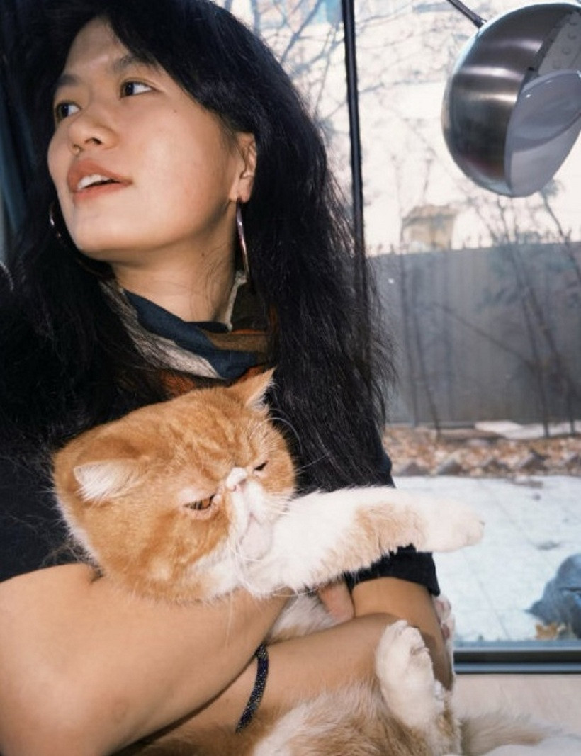 2 tuần trước khi đột ngột mất ở nước ngoài, Lại Vũ Tình từng trở về Trung Quốc thăm chú mèo cưng của mình. Ảnh: Instagram.