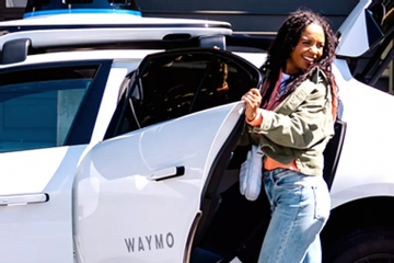 Nghề lạ, đóng cửa xe được nhận 600.000 đồng