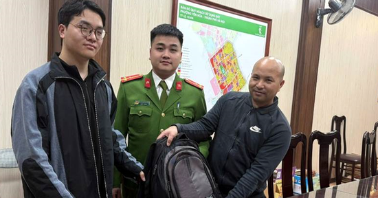 Tài xế taxi giao nộp công an balo khách Trung Quốc để quên, bên trong có nhiều tài sản