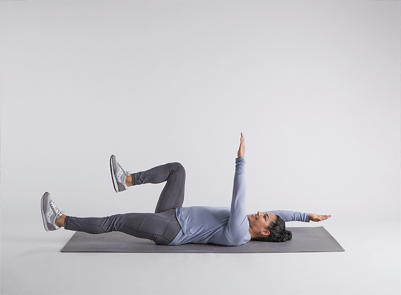 4 bài tập buổi sáng giúp tăng cơ bụng nhanh hơn gập bụng - Ảnh 2.