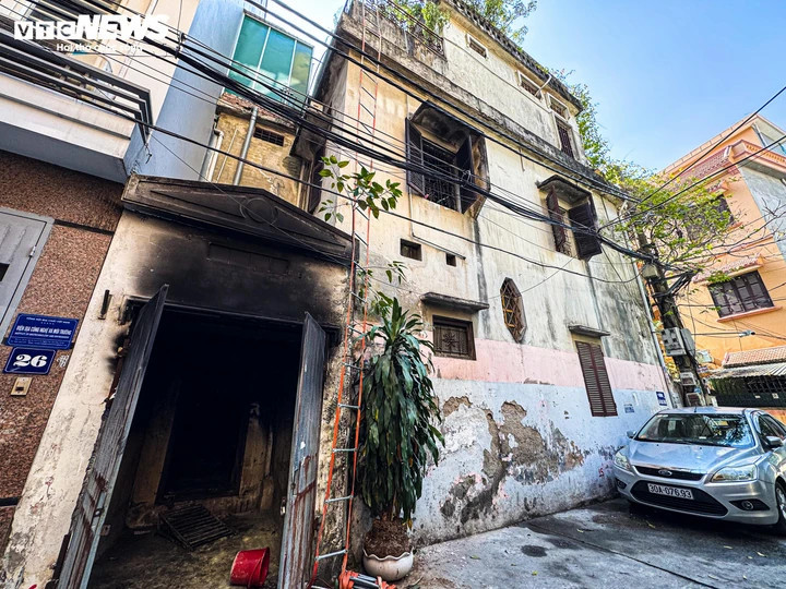 Tầng 1 của ngôi nhà bị ám khói đen sau vụ cháy. (Ảnh: Viên Minh)