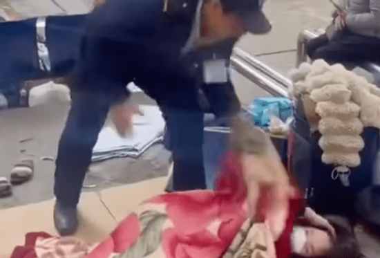 Clip bảo vệ Bệnh viện Bạch Mai ném chăn người nhà bệnh nhân gây 'bão' mạng: Bệnh viện nói gì?