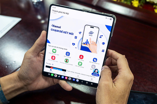 CSGT hướng dẫn người dân nộp phạt vi phạm giao thông qua ứng dụng iHanoi