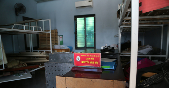 Gậy gỗ vứt ở Trung tâm Công tác xã hội Hải Hà sau khi giám đốc bị bắt