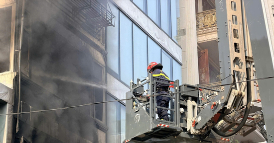 Hiện trường vụ cháy lớn tại Hà Nội, cảnh sát phá cửa kính phun nước vào trong