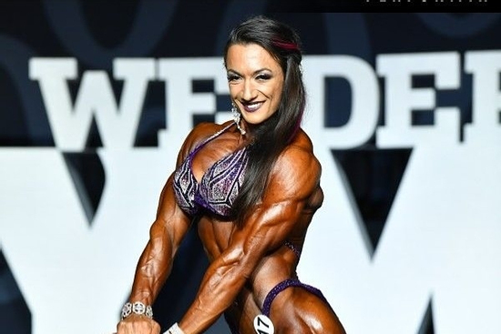 Nữ 'quái vật thể hình' sở hữu vòng 3 'dị' nhất thế giới