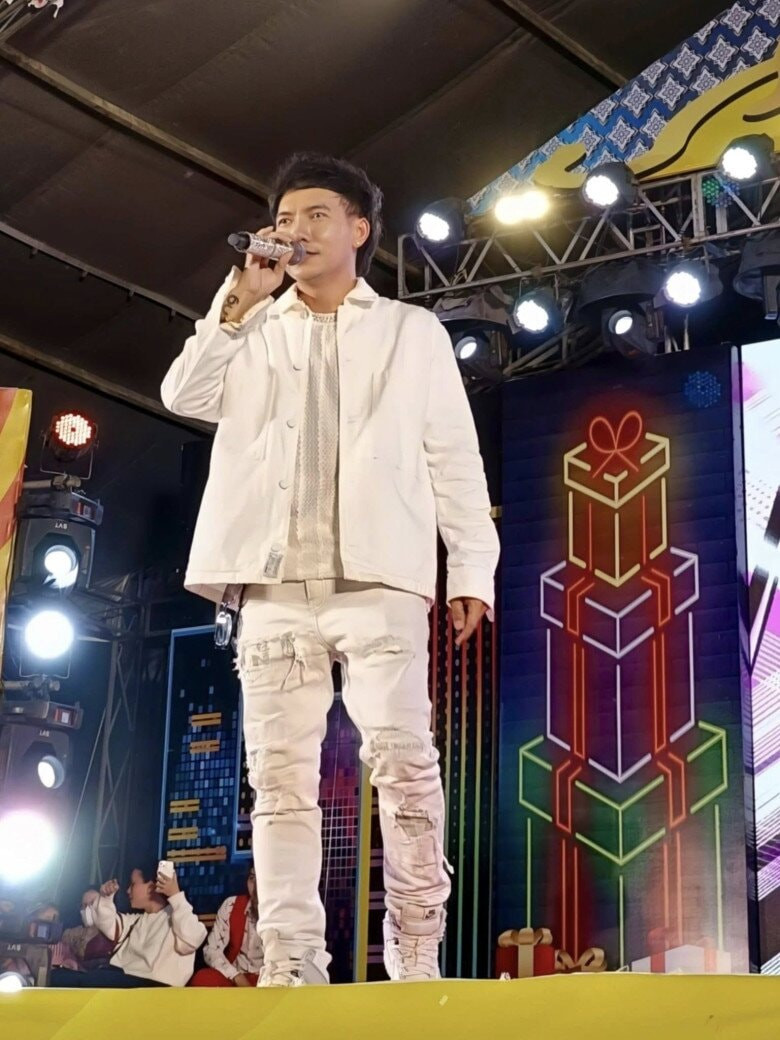 Tổ ấm hạnh phúc của ca sĩ Phạm Trưởng với vườn cây trĩu quả trong nhà phố - Ảnh 1.