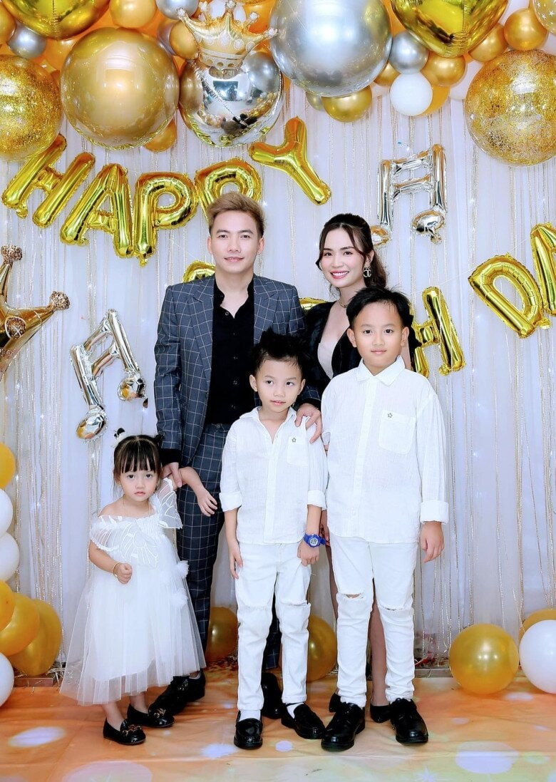 Tổ ấm hạnh phúc của ca sĩ Phạm Trưởng với vườn cây trĩu quả trong nhà phố - Ảnh 2.