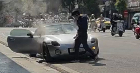 Xe thể thao Pontiac Solstice siêu hiếm bốc khói nghi ngút giữa phố cổ Hà Nội