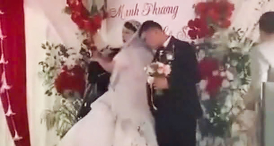 Xôn xao clip cô dâu, chú rể bị ném mắm tôm trong đám cưới ở Ninh Bình