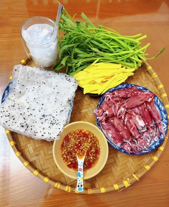 Mực trứng hấp giòn ngọt kết hợp với rau muống sống giòn mát, xoài chua ngọt và bánh tráng mè đen.