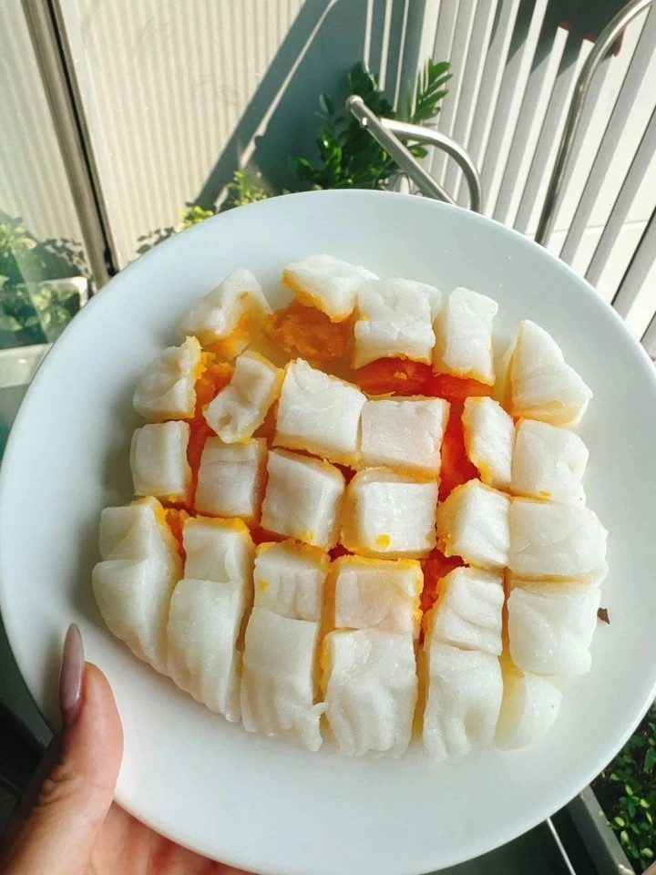 Cận cảnh món bánh dẻo nhân sen trứng muối, ấn dẹt rồi cắt thành từng miếng nhỏ để ăn.