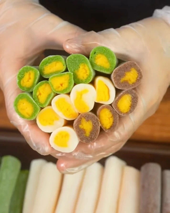 Vỏ bánh có thể mang hương vị matcha, cacao hoặc bột bánh dẻo truyền thống.