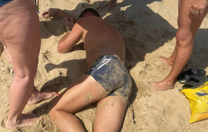 Một du khách được Đội Cứu nạn đưa lên bờ an toàn.