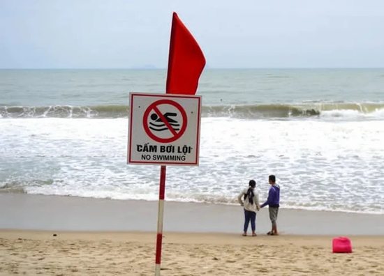 7 người gặp nạn trong một ngày, Nha Trang khuyến cáo du khách khi sóng biển lớn