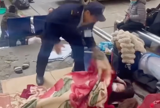 Bệnh viện Bạch Mai yêu cầu cho thôi việc bảo vệ 'ném chăn' người nhà bệnh nhân