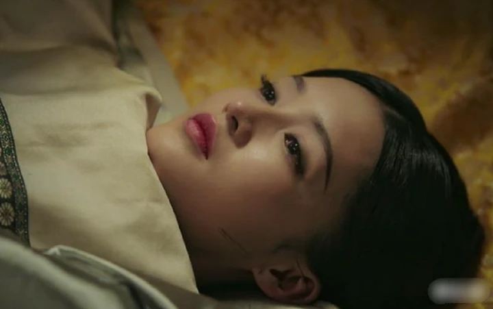 Phi tần dù có được sủng ái tới mấy cũng không được phép ở lại qua đêm với hoàng thượng.