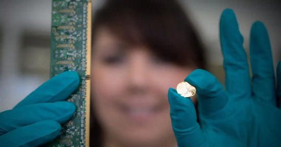 Công nghệ thu hồi hơn 98% vàng từ điện thoại cũ trong 20 phút