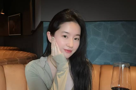 Lưu Diệc Phi 'gây bão' cõi mạng với loạt ảnh để mặt mộc