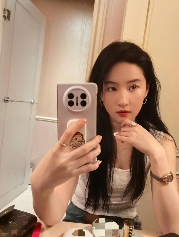 Lưu Diệc Phi 'gây bão' cõi mạng với loạt ảnh để mặc mộc - Ảnh 5