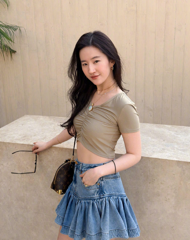 Lưu Diệc Phi 'gây bão' cõi mạng với loạt ảnh để mặc mộc - Ảnh 4