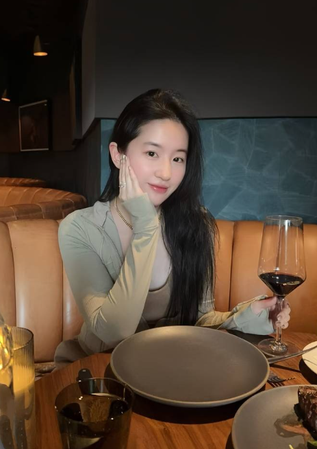 Lưu Diệc Phi 'gây bão' cõi mạng với loạt ảnh để mặc mộc - Ảnh 2